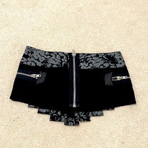 Short skirt, size 0, black.